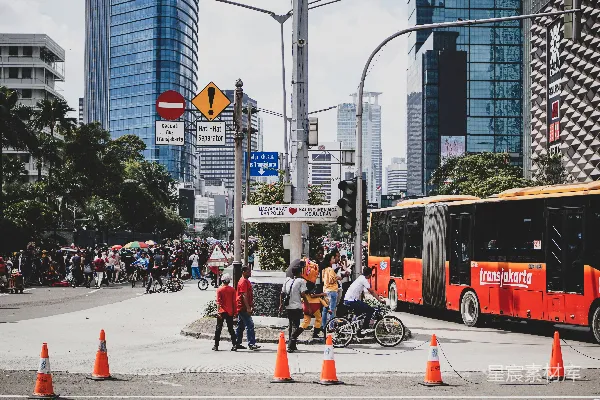 高清摄影 一群人走在街上