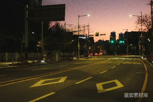 高清摄影 夜晚的城市街道上有交通灯。