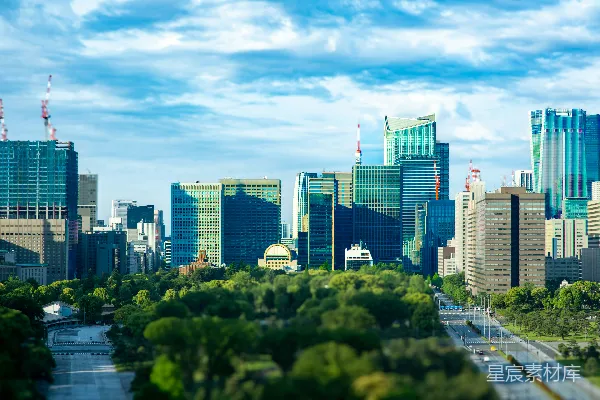 现代城市景观中绿树环绕的公园与蓝天共存
