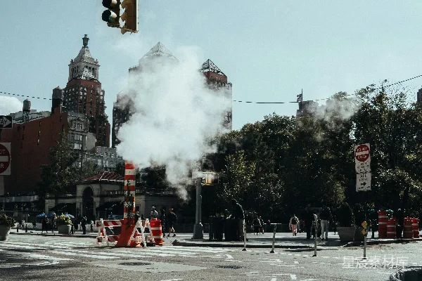 高清摄影 一条城市街道，管道中冒出蒸汽。