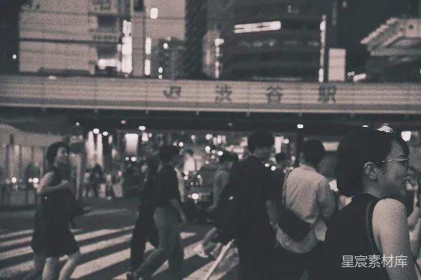 高清摄影 一群人在夜间过马路。