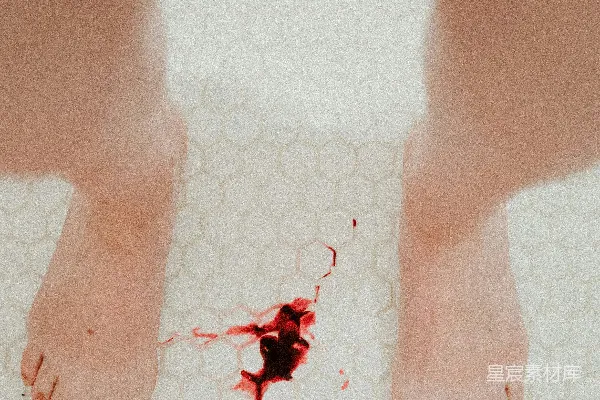 人在白色陶瓷地砖上站立