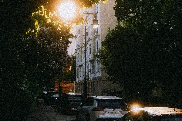 高清摄影 街景，有车和明亮的路灯。