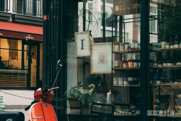 高清摄影 穿红衬衫的男人坐在商店附近的红色椅子上，白天。