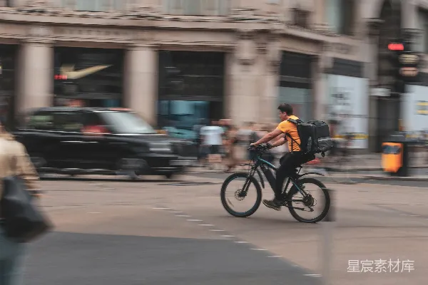 高清摄影 一个人在城市街道上骑自行车。