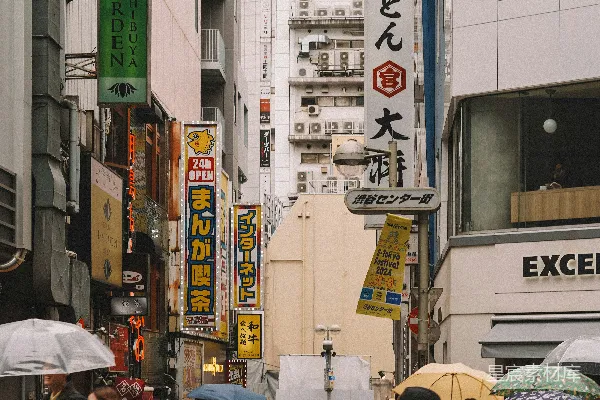 高清摄影 一群人在街道上行走，手中拿着雨伞。