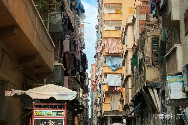 高清摄影 一条街道，两旁矗立着许多高楼大厦。