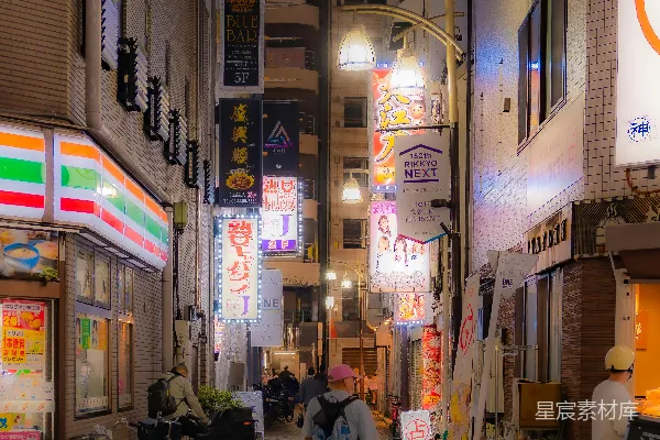 高清摄影 一个人在夜晚的明亮小巷中行走。