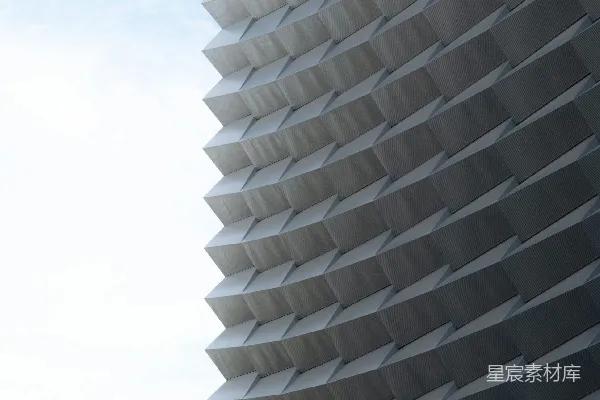 几何形状的建筑物在一片云层的天空下。