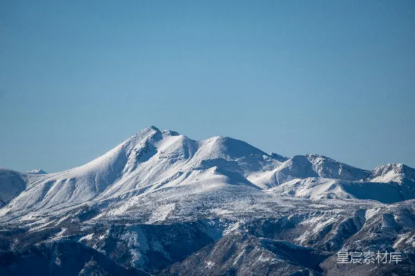 覆盖着白雪的山脉在蔚蓝的天空下