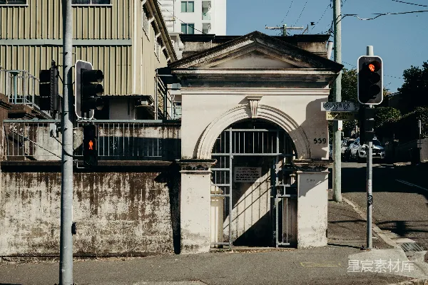 高清摄影 路灯是红色的。