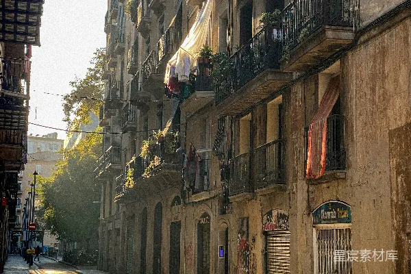 高清摄影 一条城市街道，建筑物上有阳台。