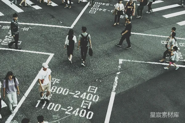 高清摄影 人们正在过人行道
