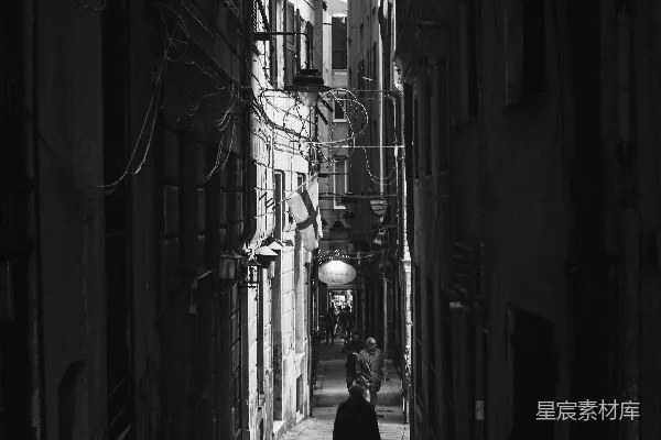 高清摄影 黑白色调的照片，一名女子在走廊上行走。