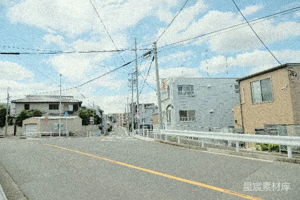 高清摄影 空旷的街道上空悬着电线。