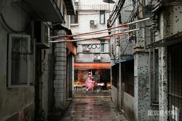 高清摄影 一条狭窄的小巷，背景中有一座建筑物。