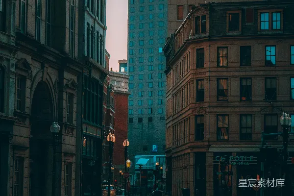 高清摄影 一条城市街道，背景中有高楼大厦。