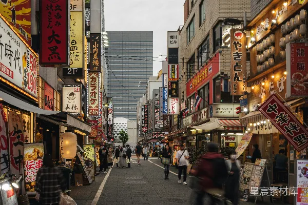 高清摄影 一个人在城市街道上骑自行车