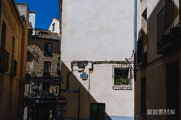 高清摄影 狭窄的街道，两旁是建筑，还有一辆摩托车。