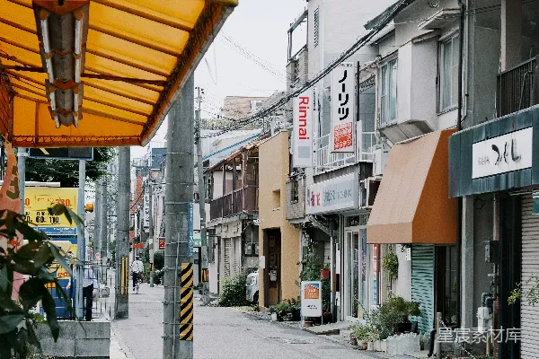 高清摄影 一条街道，上面有黄色的遮阳篷。