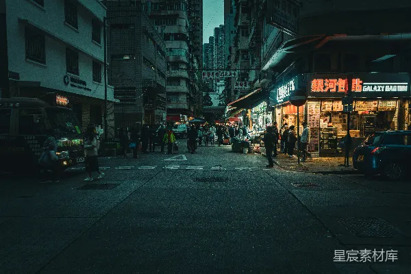 高清摄影 一群人沿着高大楼房旁边的一条街道行走