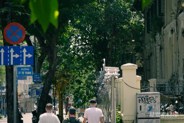 高清摄影 一群人沿着街道走着