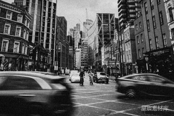 高清摄影 一张黑白照片，展示了一条繁忙的城市街道。