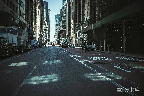 高清摄影 一条街道上有汽车和行人。