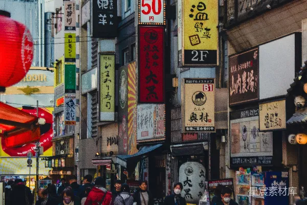 高清摄影 日本繁忙的街道，有许多标志牌
