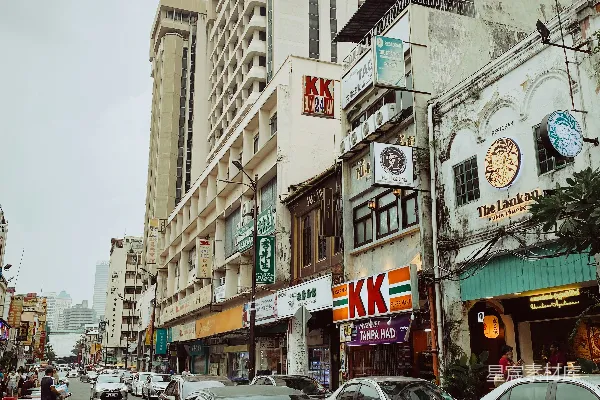 高清摄影 一条街道上，高楼大厦林立。