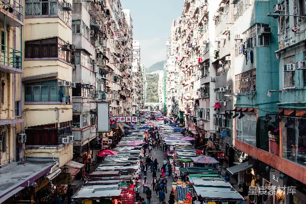 高清摄影 一条充满建筑物的城市街道