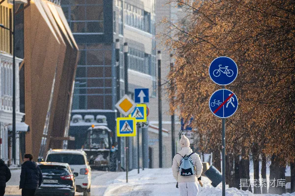 高清摄影 一个女人在积雪覆盖的街道上行走