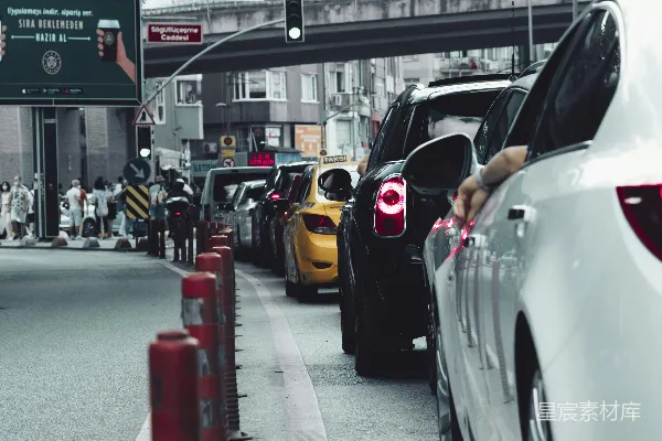 高清摄影 路边停着一大群车