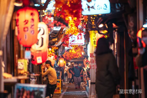 高清摄影 一条狭窄的城市街道，人们正在街道上行走。