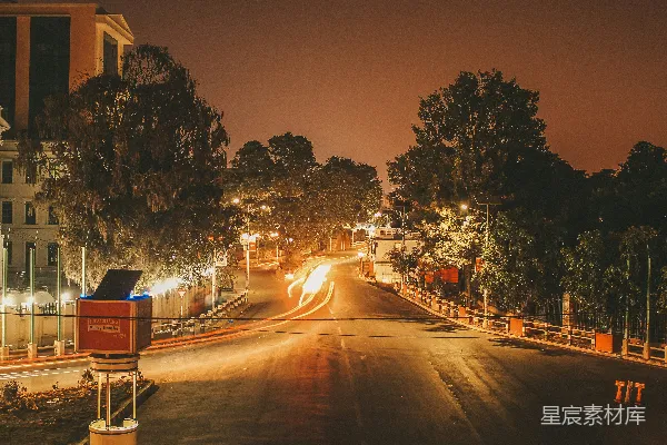 高清摄影 夜晚的城市街道，车流中闪烁的交通灯。