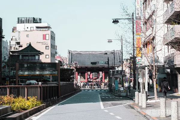 高清摄影 一条城市中的空街道，周围是高楼大厦。