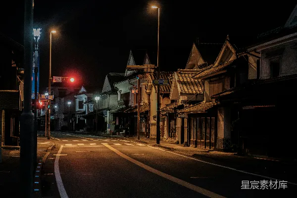 高清摄影 一条街道，街道两边是房屋。