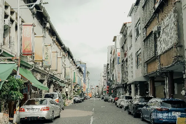 高清摄影 沿街停着的汽车，建筑物排列两旁。