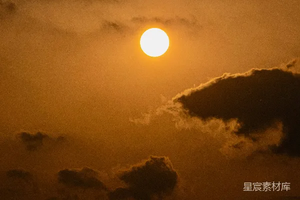 高清摄影 天边的太阳正在云层间沉落
