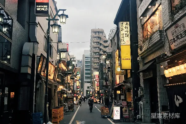 高清摄影 人们在建筑物之间的街道上行走