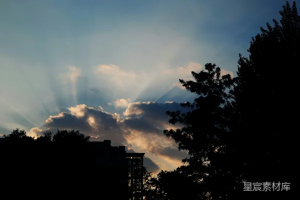 夕阳下阳光穿透云层的光芒