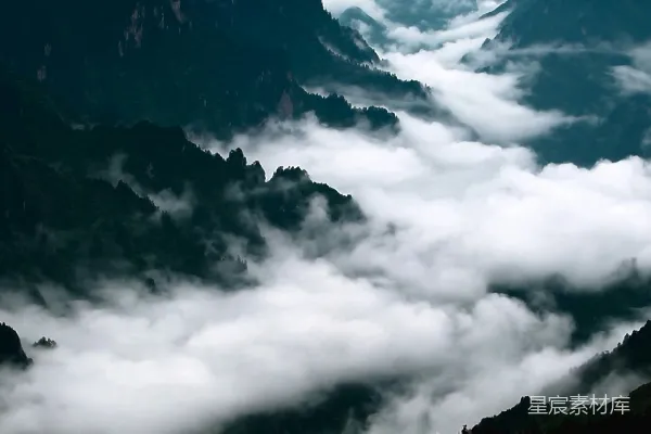 云雾覆盖的山脉全景