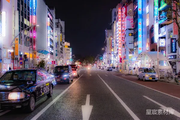 高清摄影 夜晚的城市街道灯光景象。
