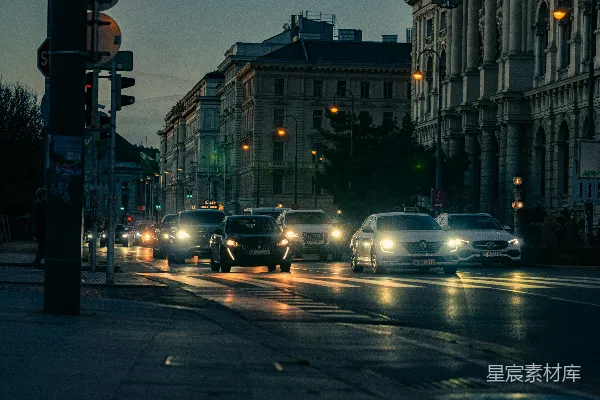 高清摄影 一条夜晚繁忙的街道，车流不息。