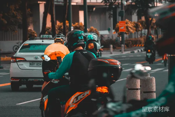高清摄影 一群摩托车手沿着街道骑行。