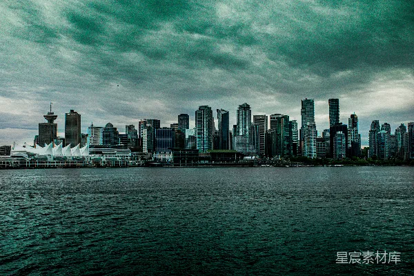 城市天际线在白天跨越一片水域