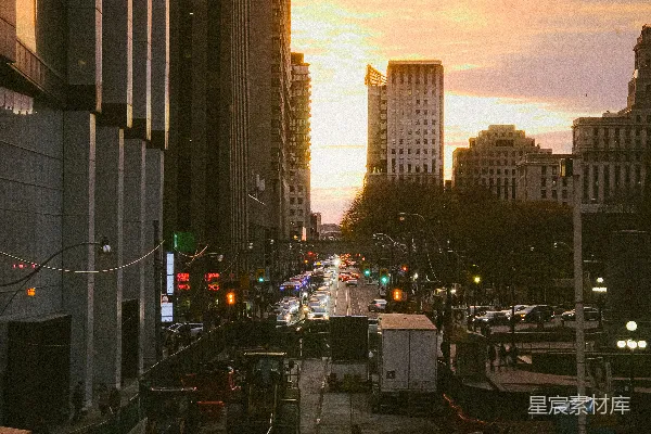 高清摄影 一条繁忙的城市街道，两旁是高楼大厦。