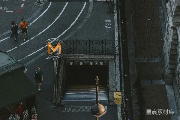 高清摄影 人们在人行道上行走