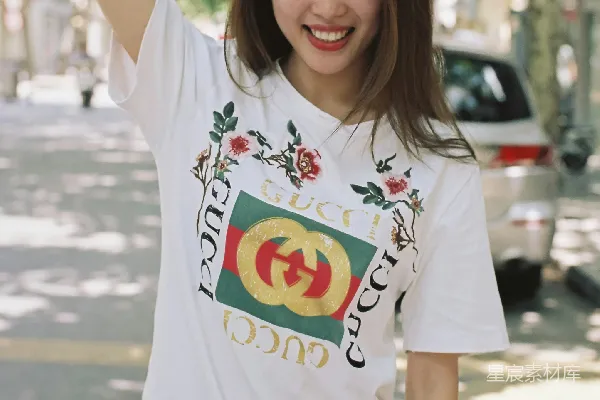 白天笑容满面的女人穿着白色衬衫靠近车辆