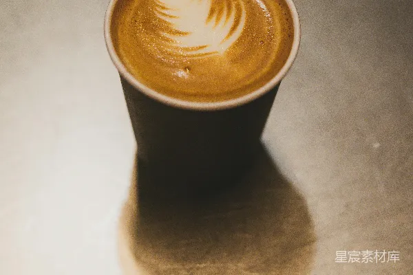 一份带有拿铁艺术的咖啡杯。